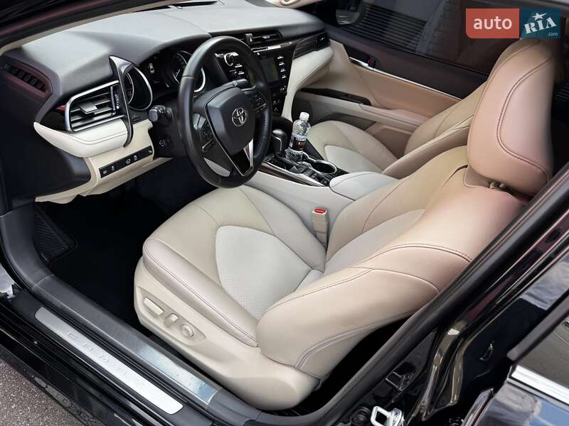 Седан Toyota Camry 2019 в Киеве