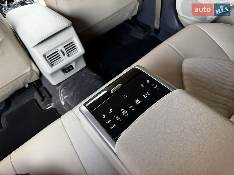 Седан Toyota Camry 2019 в Киеве