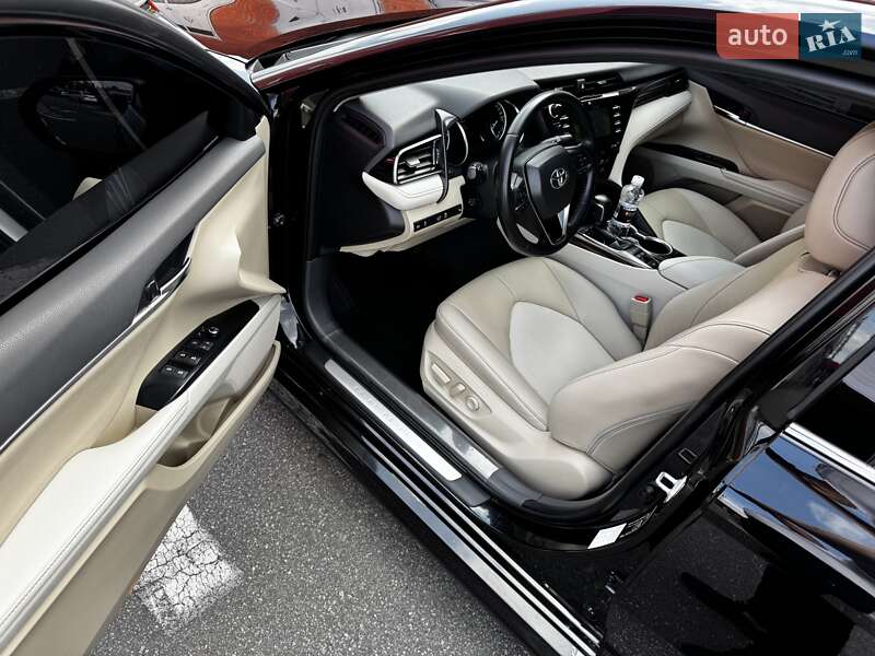 Седан Toyota Camry 2019 в Киеве