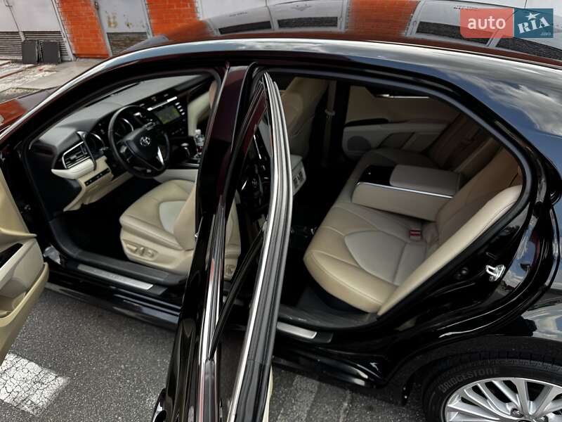 Седан Toyota Camry 2019 в Киеве