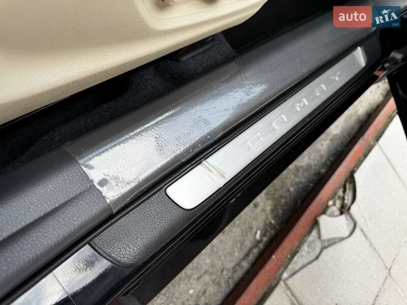Седан Toyota Camry 2019 в Киеве
