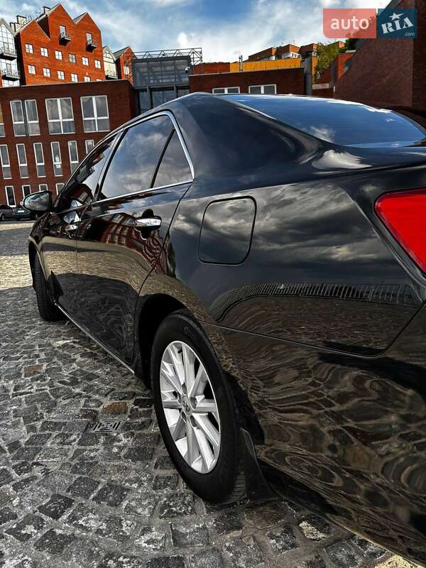 Седан Toyota Camry 2013 в Дніпрі