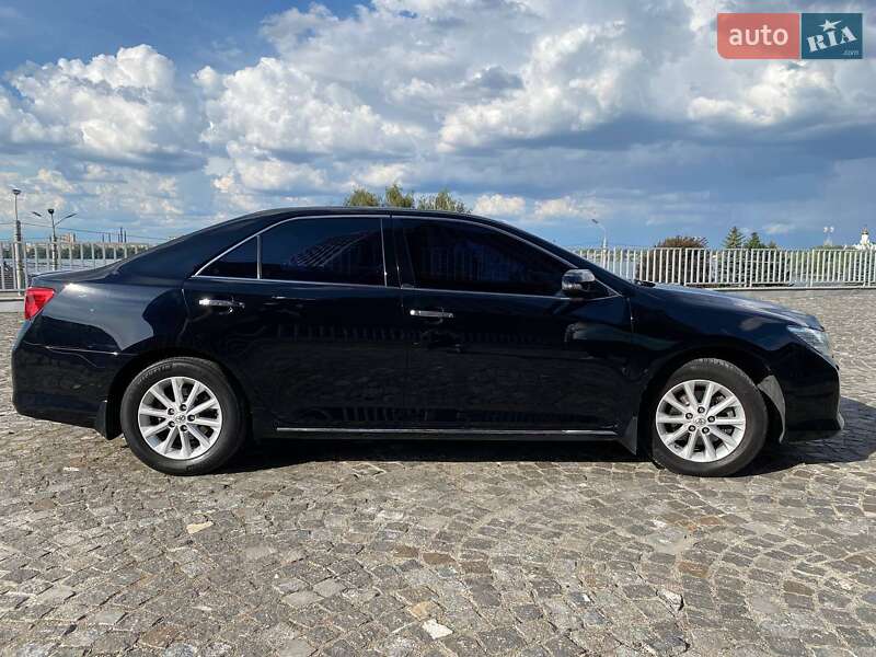 Седан Toyota Camry 2013 в Дніпрі