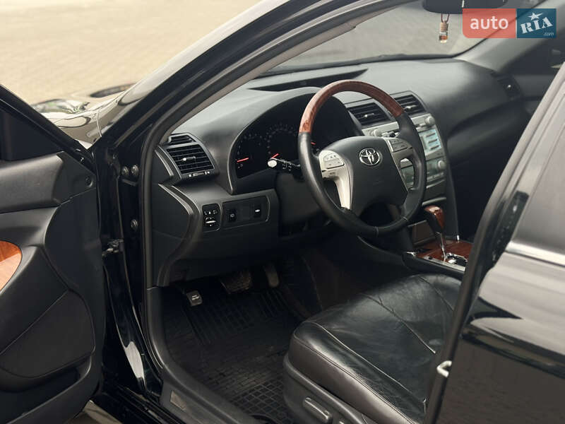 Седан Toyota Camry 2008 в Сарнах