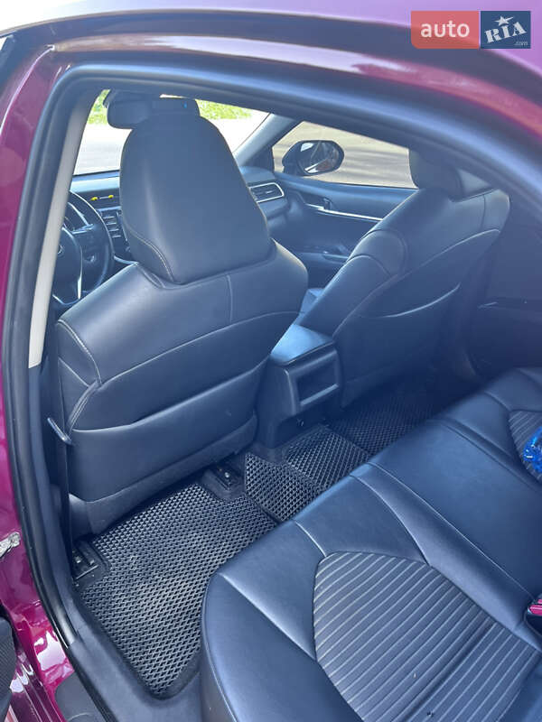 Седан Toyota Camry 2018 в Прилуках