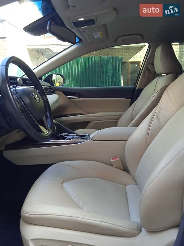 Седан Toyota Camry 2019 в Харкові