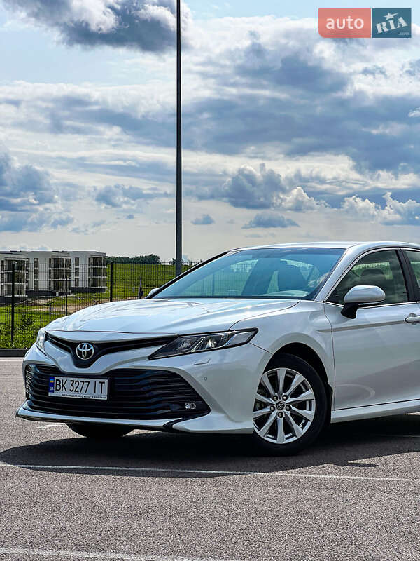 Седан Toyota Camry 2019 в Ровно