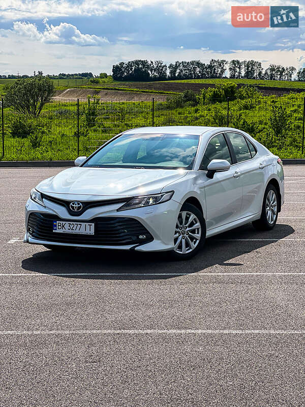 Седан Toyota Camry 2019 в Ровно