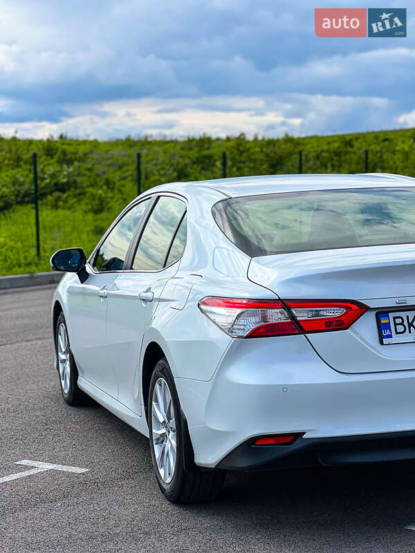 Седан Toyota Camry 2019 в Ровно
