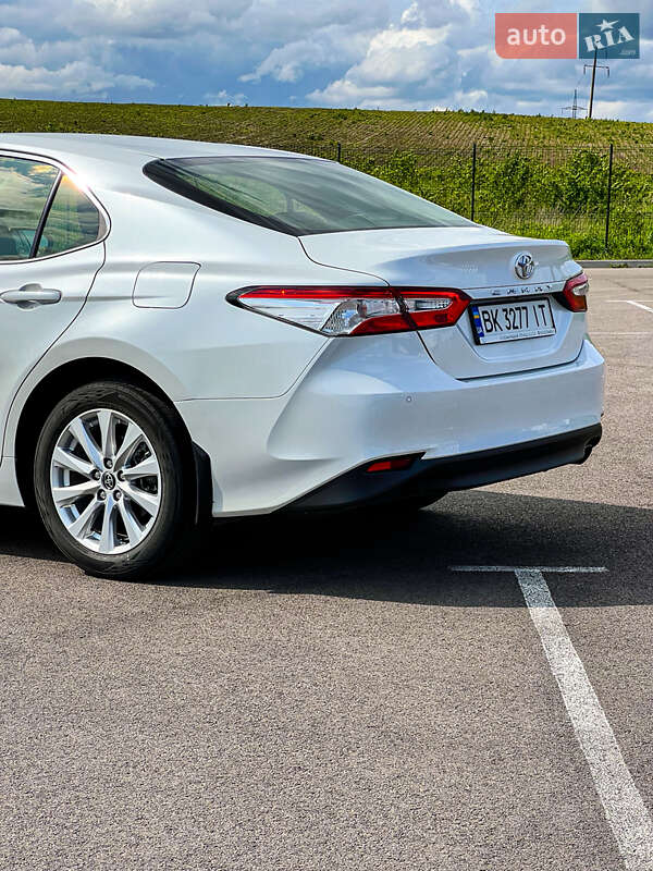 Седан Toyota Camry 2019 в Ровно