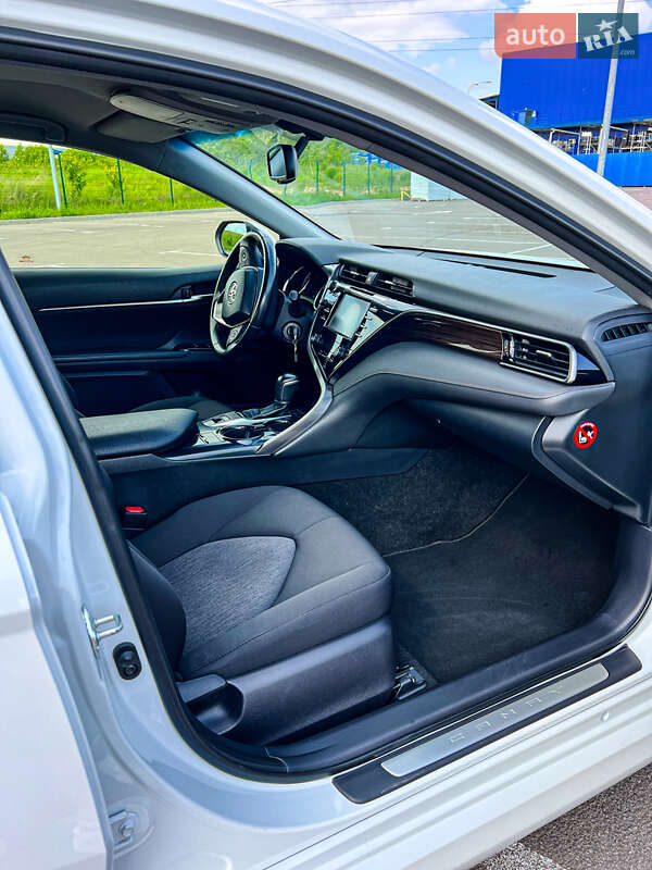 Седан Toyota Camry 2019 в Ровно