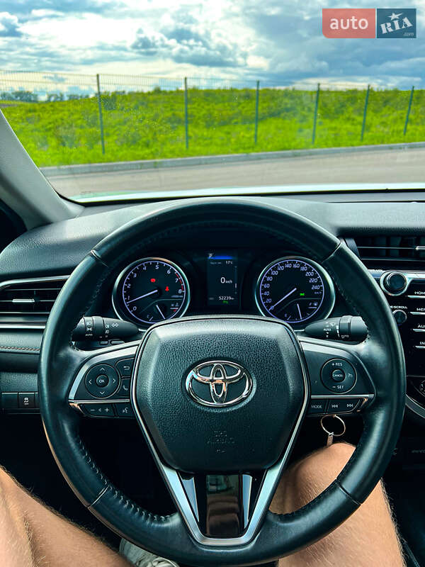 Седан Toyota Camry 2019 в Ровно