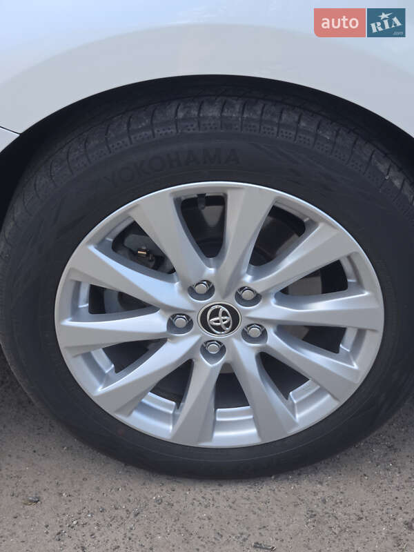 Седан Toyota Camry 2019 в Виннице