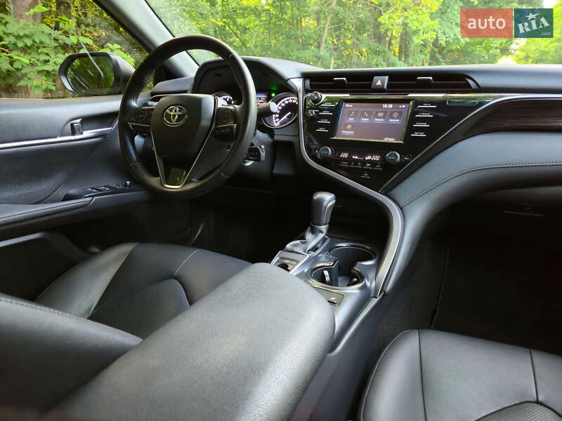Седан Toyota Camry 2019 в Виннице