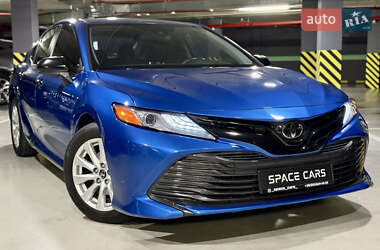 Седан Toyota Camry 2019 в Киеве