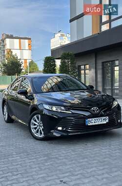 Седан Toyota Camry 2019 в Киеве