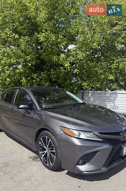 Седан Toyota Camry 2019 в Киеве