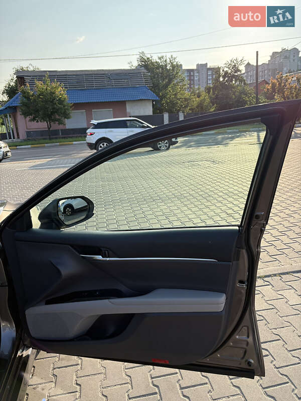 Седан Toyota Camry 2019 в Киеве