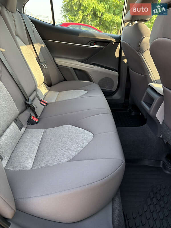 Седан Toyota Camry 2019 в Киеве