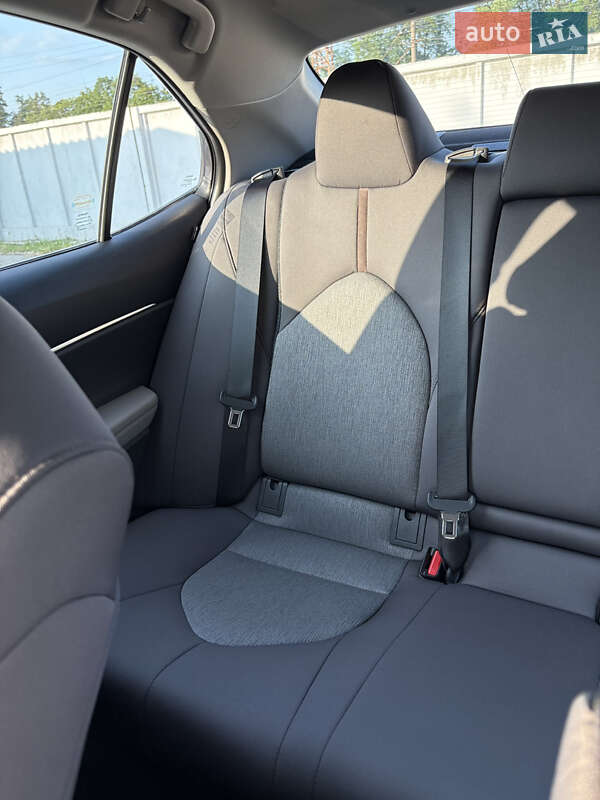 Седан Toyota Camry 2019 в Киеве