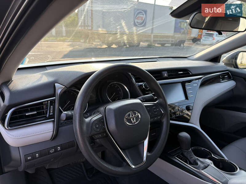 Седан Toyota Camry 2019 в Киеве