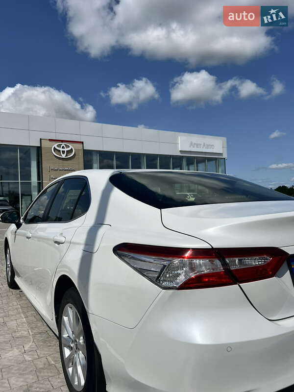 Седан Toyota Camry 2019 в Рівному