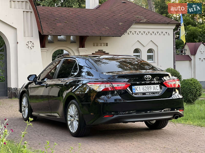 Седан Toyota Camry 2017 в Києві