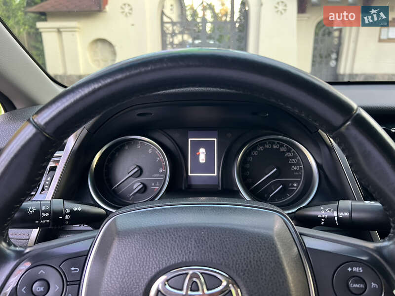 Седан Toyota Camry 2017 в Києві