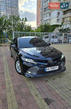Седан Toyota Camry 2019 в Киеве