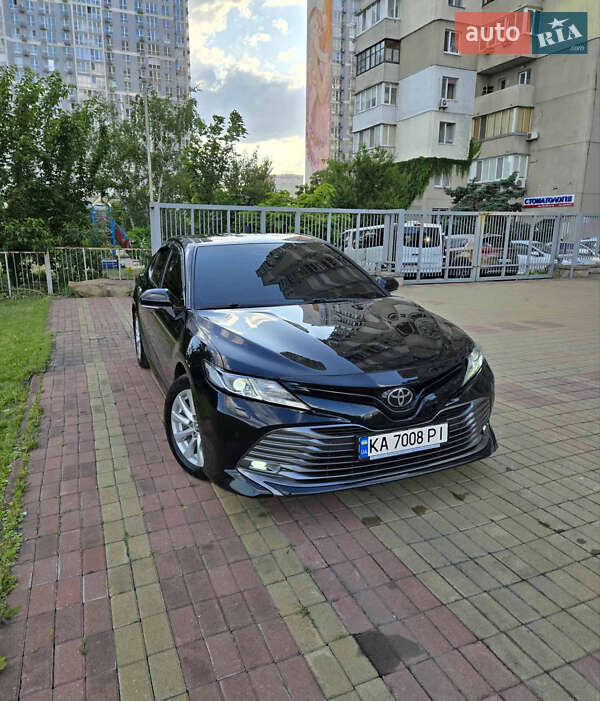 Седан Toyota Camry 2019 в Києві