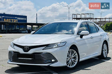 Седан Toyota Camry 2018 в Киеве