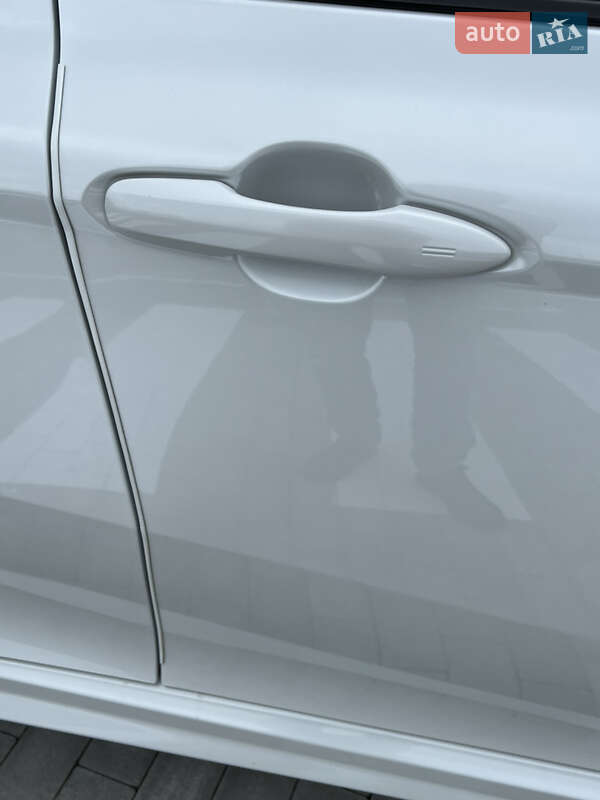 Седан Toyota Camry 2019 в Киеве