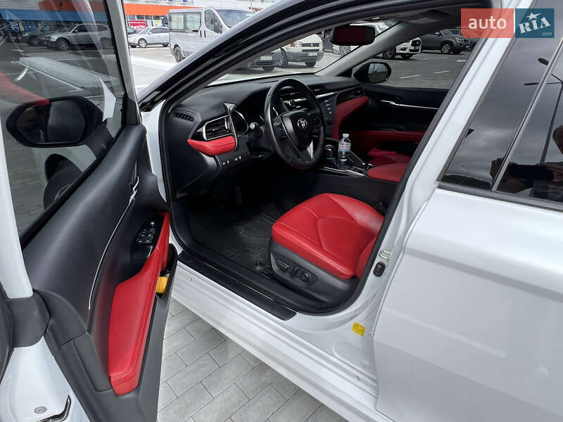 Седан Toyota Camry 2019 в Киеве