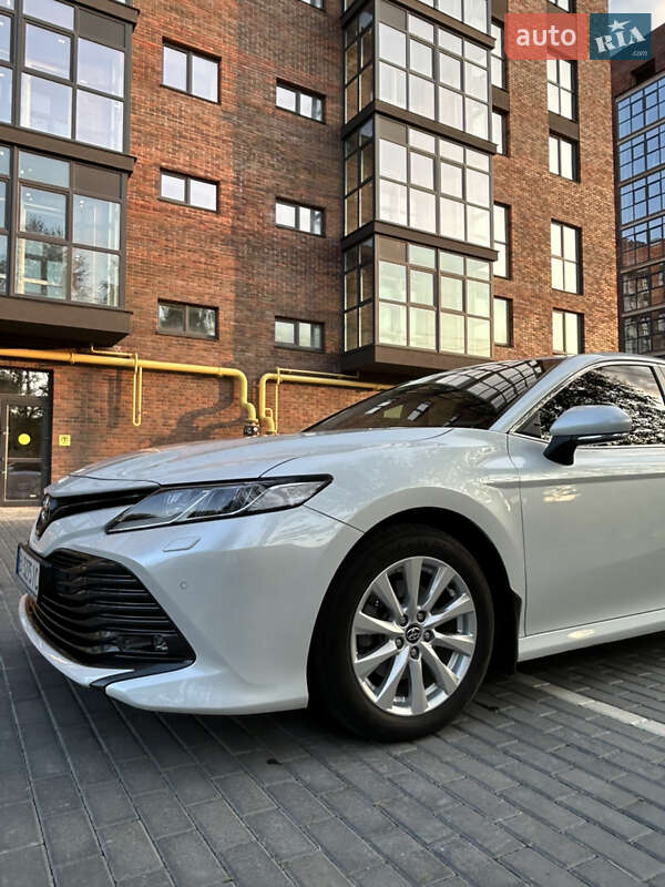 Седан Toyota Camry 2019 в Полтаве