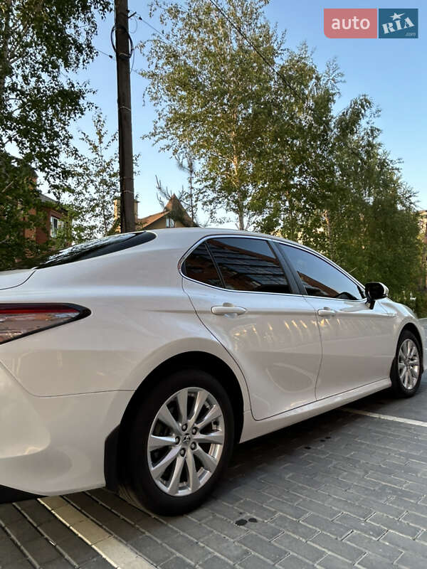 Седан Toyota Camry 2019 в Полтаве