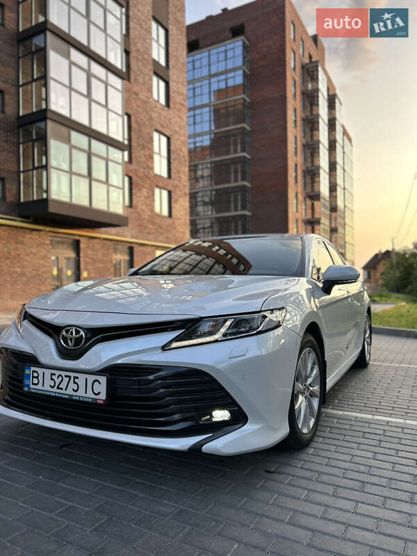Седан Toyota Camry 2019 в Полтаве