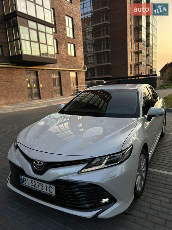 Седан Toyota Camry 2019 в Полтаве