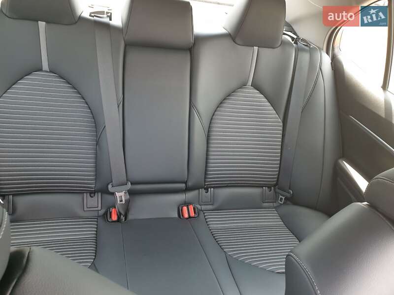 Седан Toyota Camry 2019 в Киеве