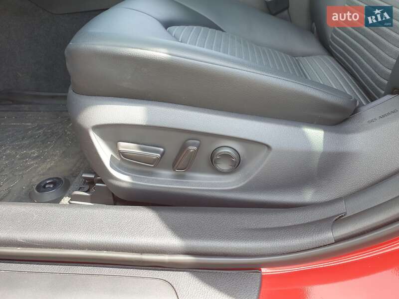 Седан Toyota Camry 2019 в Киеве