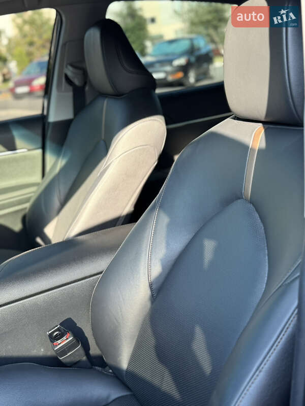 Седан Toyota Camry 2019 в Києві