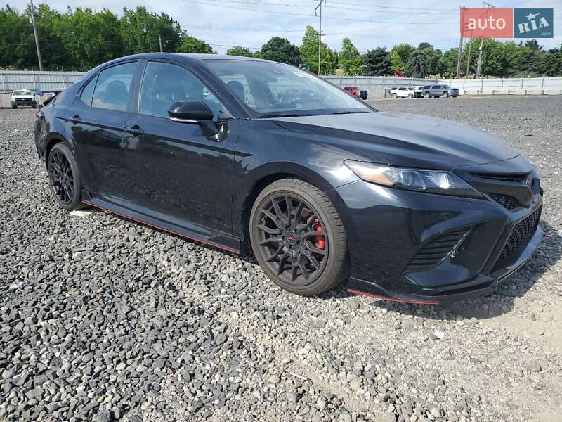 Седан Toyota Camry 2023 в Львове