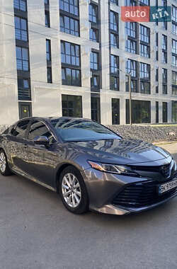Седан Toyota Camry 2017 в Ровно