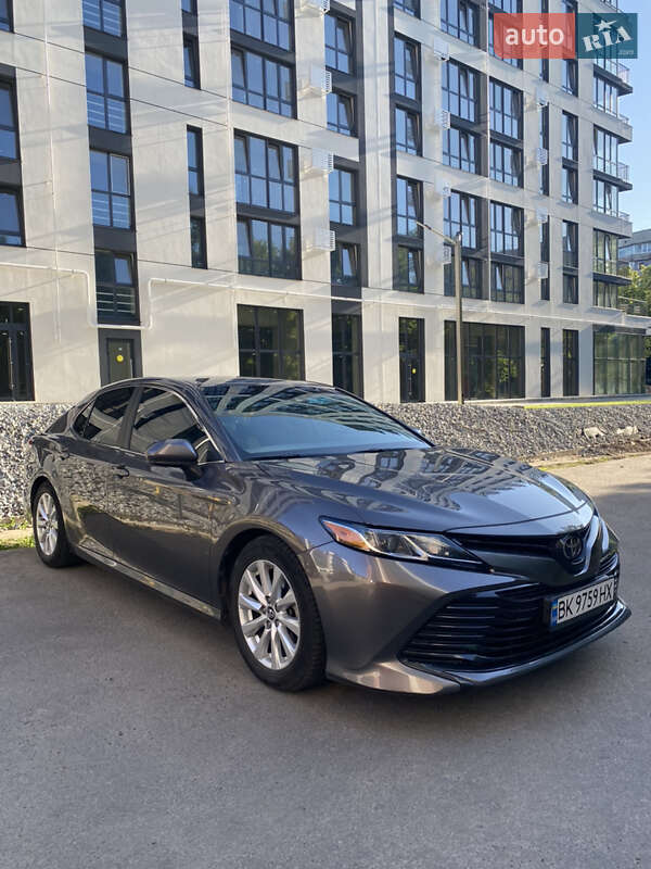 Седан Toyota Camry 2017 в Рівному