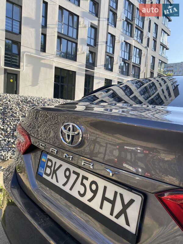 Седан Toyota Camry 2017 в Рівному