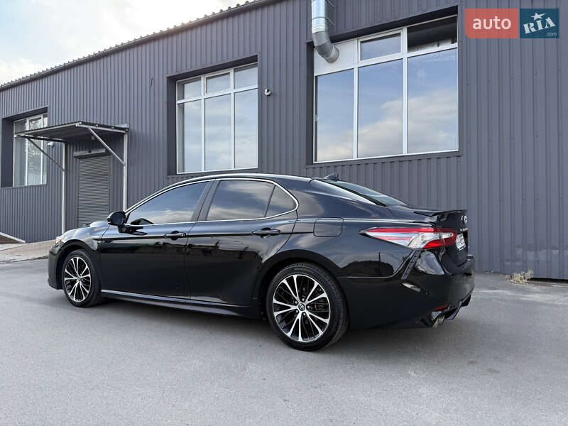 Седан Toyota Camry 2019 в Києві