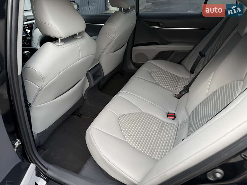 Седан Toyota Camry 2019 в Києві