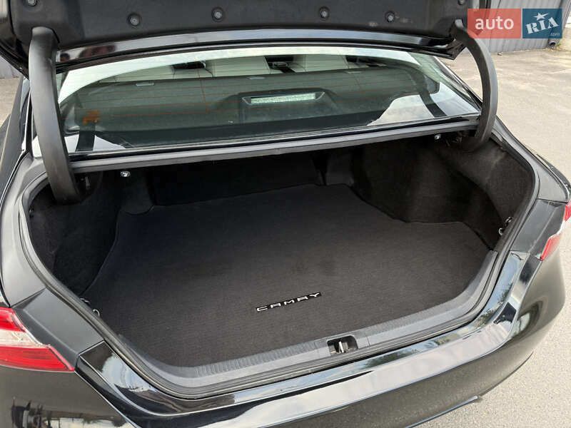 Седан Toyota Camry 2019 в Києві