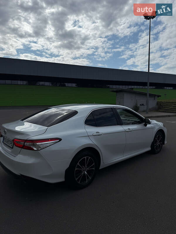 Седан Toyota Camry 2017 в Киеве