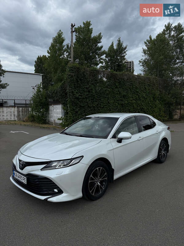 Седан Toyota Camry 2017 в Киеве