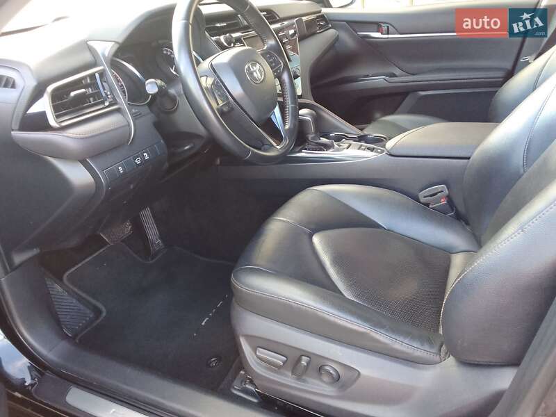 Седан Toyota Camry 2019 в Виннице